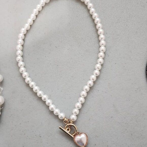 Brand Unknown, Faux Pearl Necklace, 16 1/2" long - Picture 3 of 3